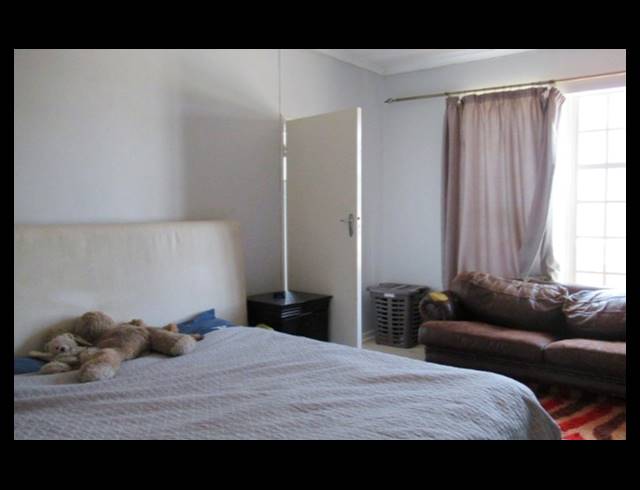 6 BEDROOM GATED ESTATE FOR SALE IN STRATHAVON